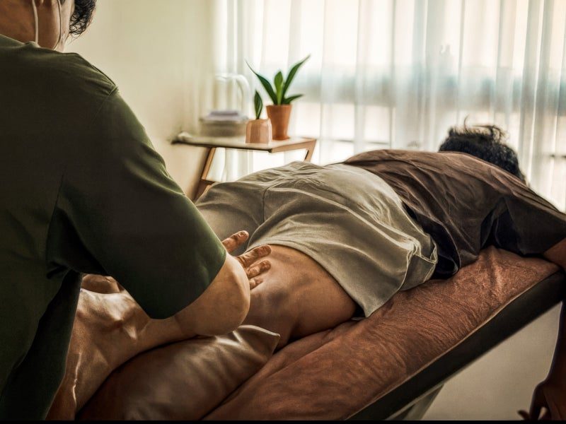 해부학 기반 1:1 컨디셔닝 — 원장의 손이 몸의 긴장을 읽어내는 장면