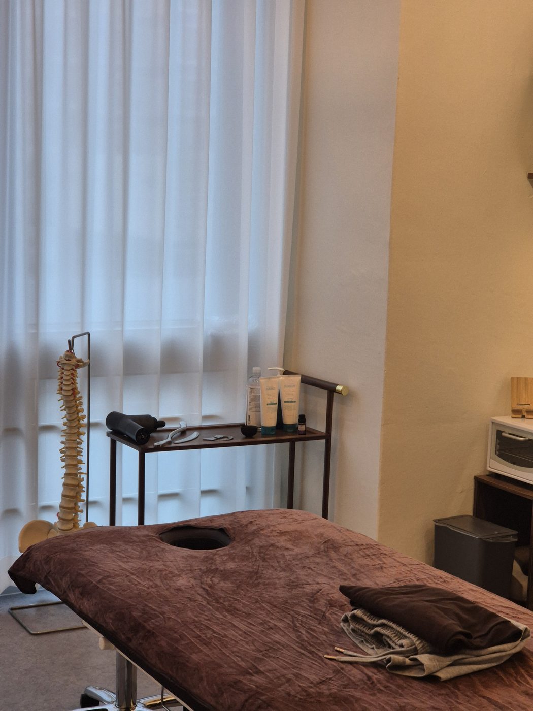 바디앤무브 테라피룸 — 한지 조명과 우드톤으로 구성된 1:1 케어 공간